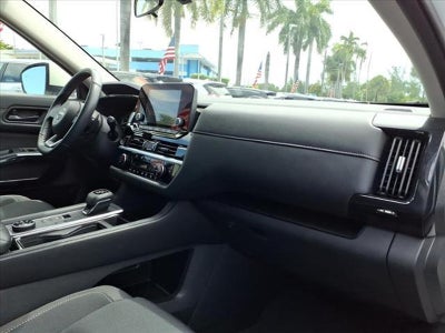 2024 Nissan Pathfinder SV